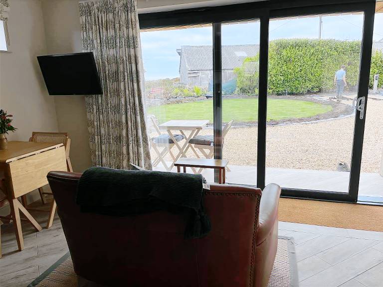 Cottage with yard | Beach view — photo 4
