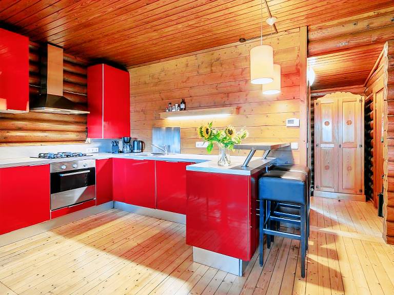 Chalet with patio & yard — photo 4