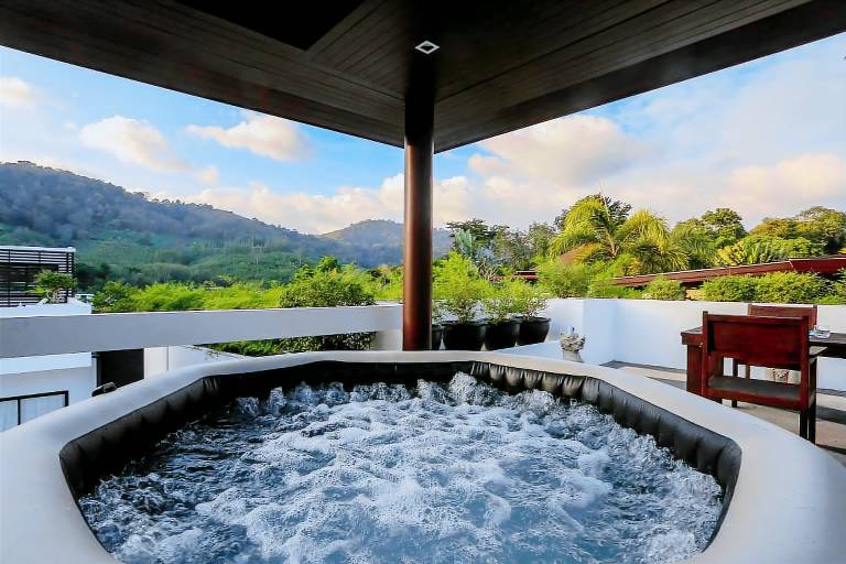 Villa with barbecue, private pool & hot tub — photo 3