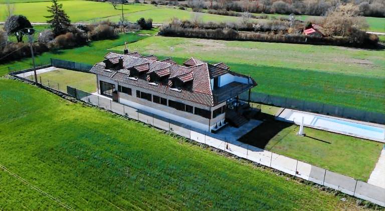 Vacation home with barbecue, yard & pool in Burgos