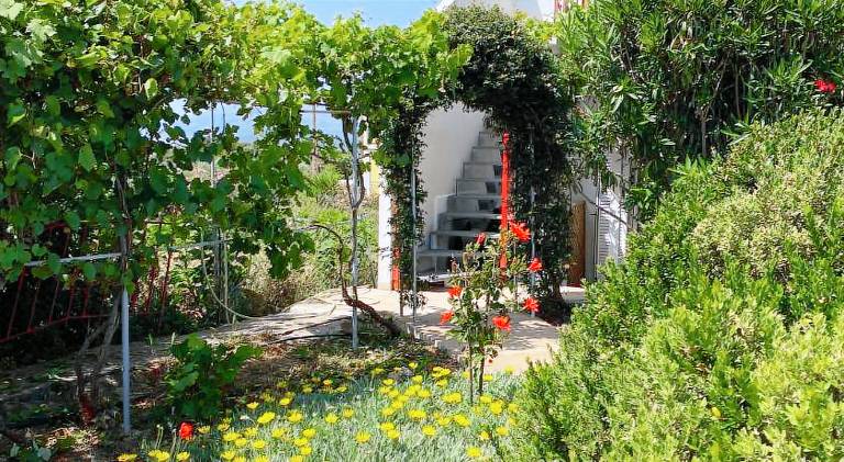 Vacation home with grill, yard & private pool — photo 4