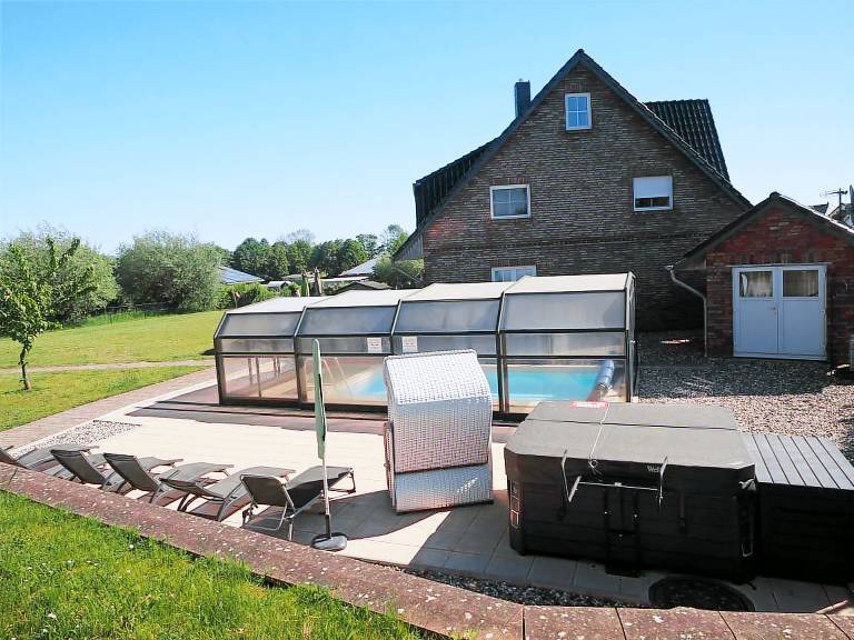 House with barbecue, yard & patio — photo 2