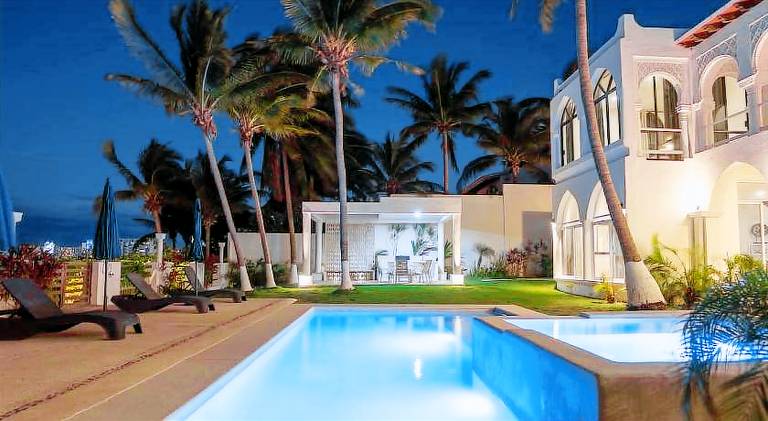 House with pool — photo 3