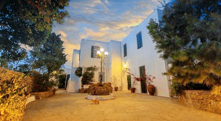 Serviced apartment with pool, garden & patio — photo 4