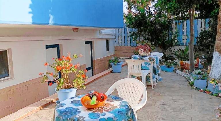 Holiday apartment with yard & patio — photo 3