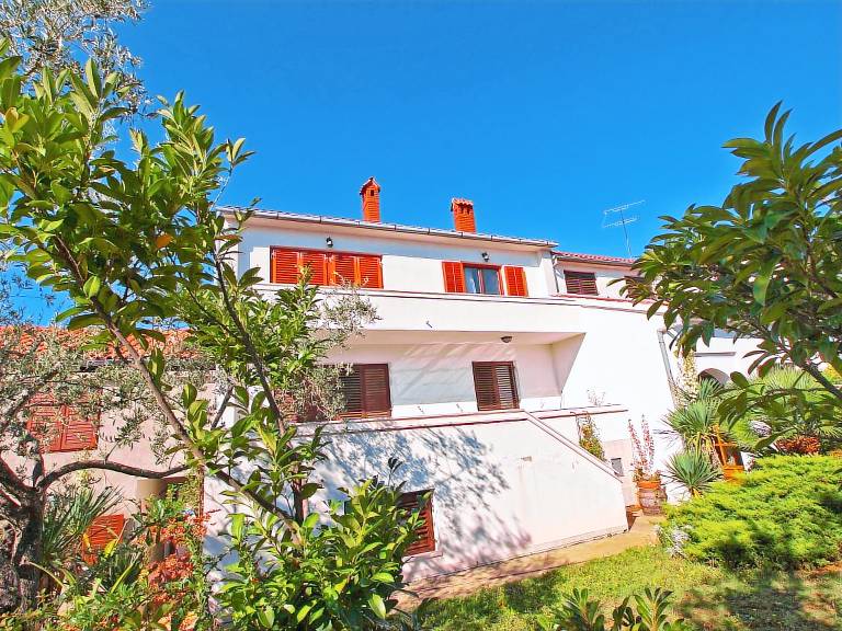 Family-oriented charming rental apartment with pool, patio & barbeque | Dogs allowed — photo 3
