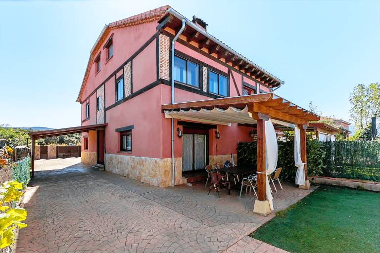 Vacation home with terrace, private pool & yard | Mountain view in León