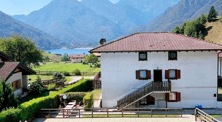 Apartment with pool in Ledro