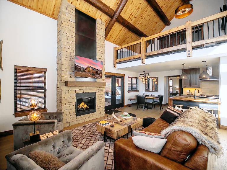 Estes Escape – Jacuzzi, Indoor/Outdoor Fireplace and BBQ Grill in Estes Park, CO