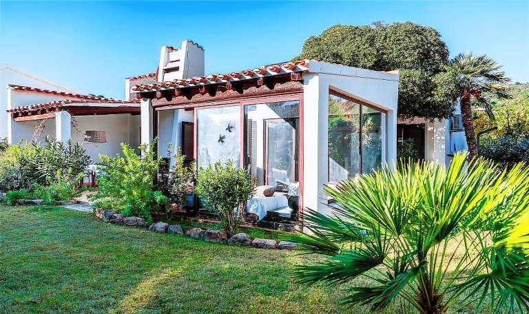 Villa with barbeque, terrace & yard | Garden view — photo 5