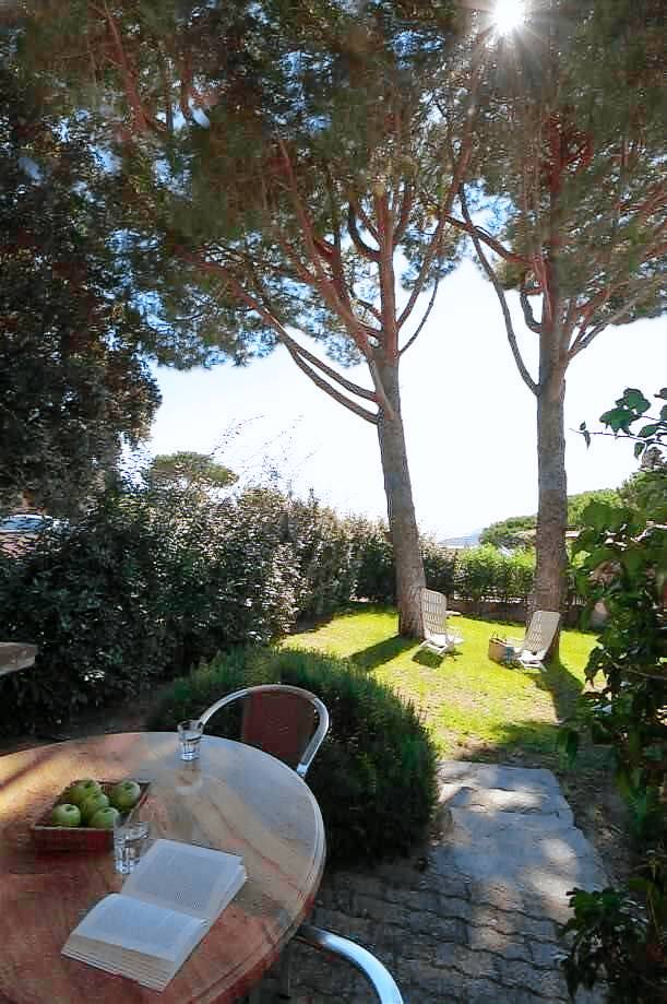 Holiday park with barbeque & pool | Garden view — photo 4