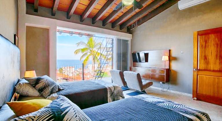 Vacation home with pool | Close to the beach | Pet-friendly — photo 2