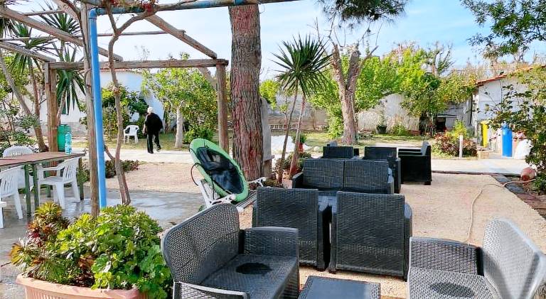Apartment with grill, patio & yard — photo 4