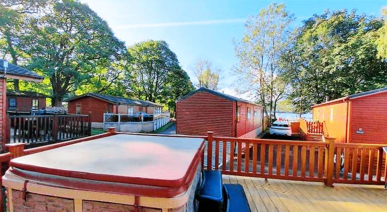 House with jacuzzi & pool in Windermere