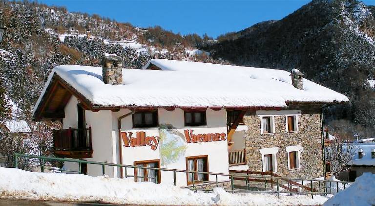 Rental apartment with patio, yard & barbeque in Aosta