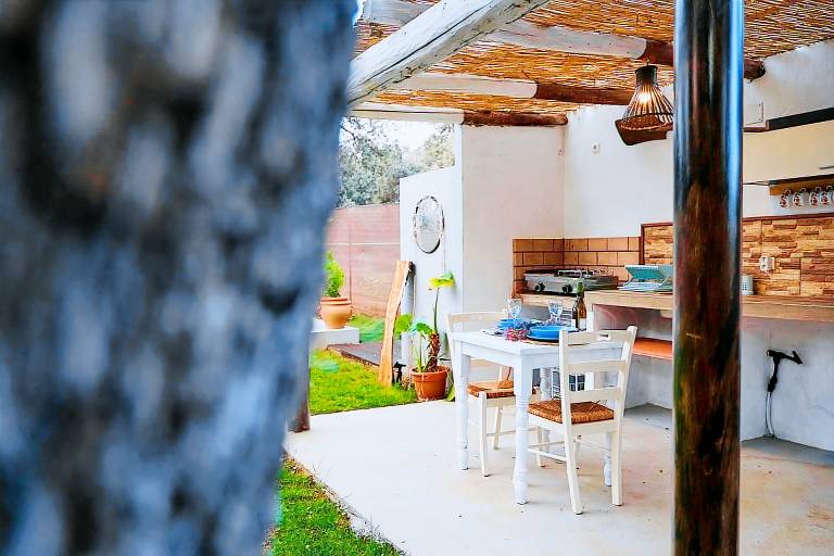Villa with pool, barbecue & yard — photo 4
