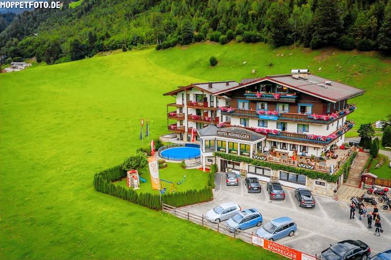 Child-friendly aparthotel with jacuzzi, sauna & garden | Pets allowed in Neukirchen am Grossvenediger