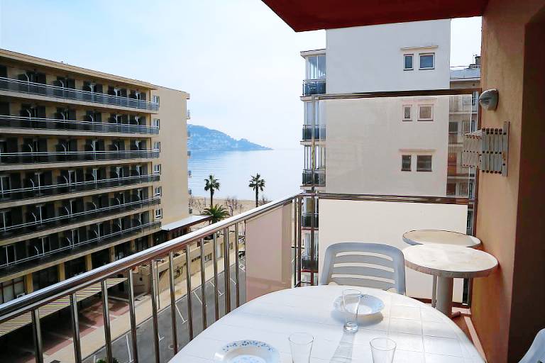 Apartment with terrace — photo 4
