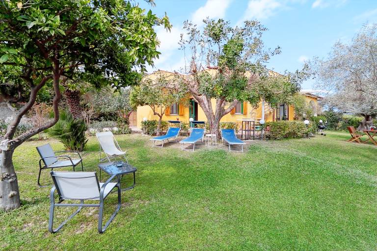 Vacation home with terrace, BBQ & fast internet | Garden view in Avola