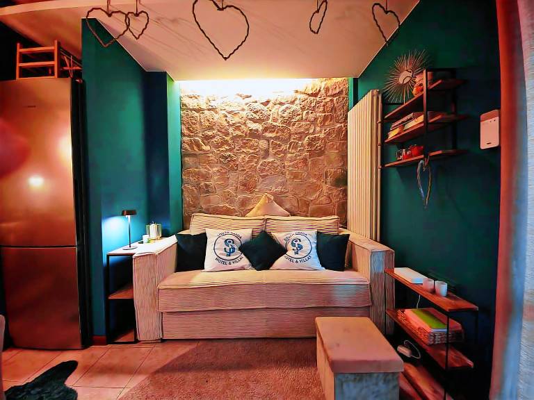 Apartment with pool, barbecue & yard — photo 3