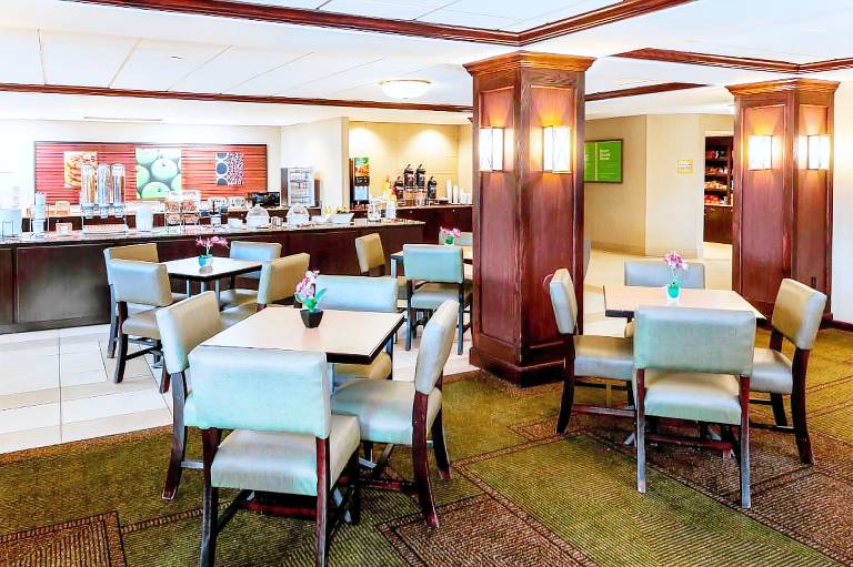La Quinta Inn & Suites by Wyndham Milwaukee Bayshore Area — photo 5