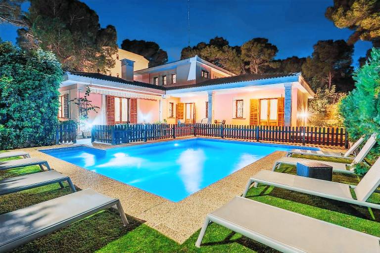 Villa Damar Villa mit 5 Schlafzimmern und Schwimmbad