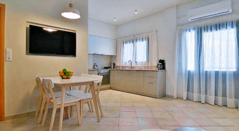 Rental apartment with patio & yard — photo 5