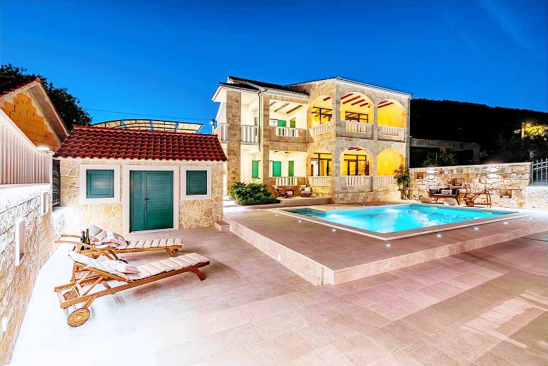 Children-friendly villa with barbecue, patio & private pool | Mountain view | Pets are welcome — photo 4