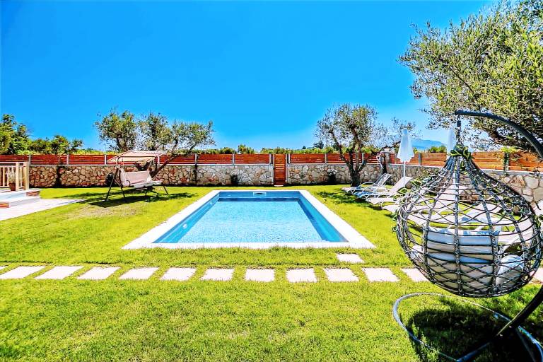 Fully equipped nice villa with BBQ, yard & patio | Pets are welcome — photo 2