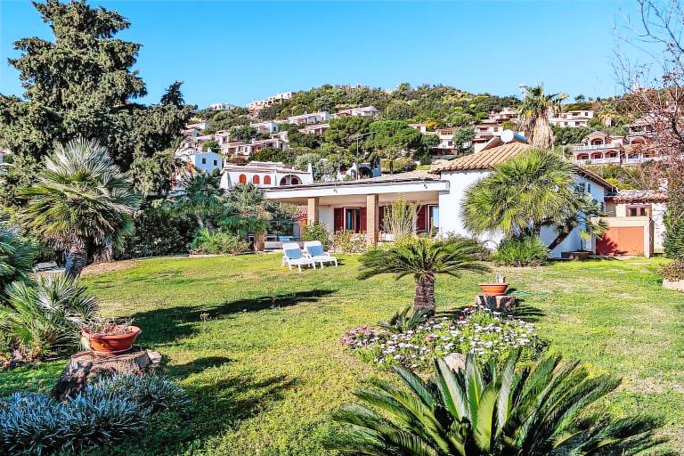 Fully equipped villa with fast internet, terrace & garden | Next to the beach | Suitable for remote work | Pet-friendly in Muravera