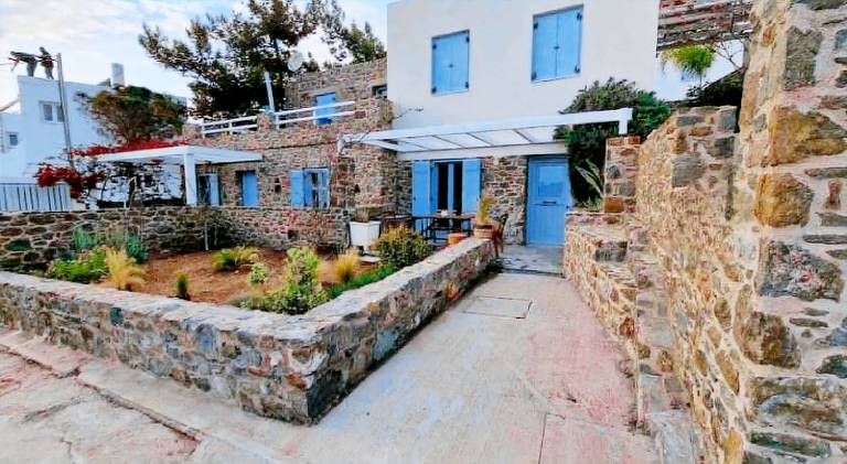 House with pool, yard & patio — photo 4