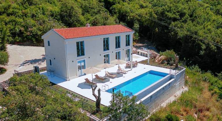 Villa with pool in Budva