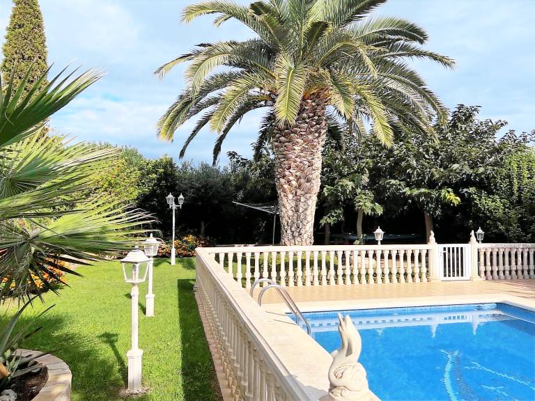 Cozy Villa with Pool, Garden, BBQ, A/C & WiFi Near Beach - Pet Friendly — photo 3