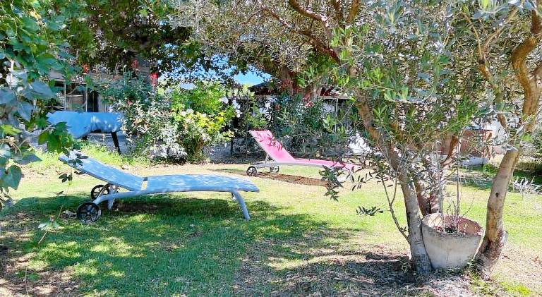 Rental apartment with garden, jacuzzi & patio in L'Isle-sur-la-Sorgue