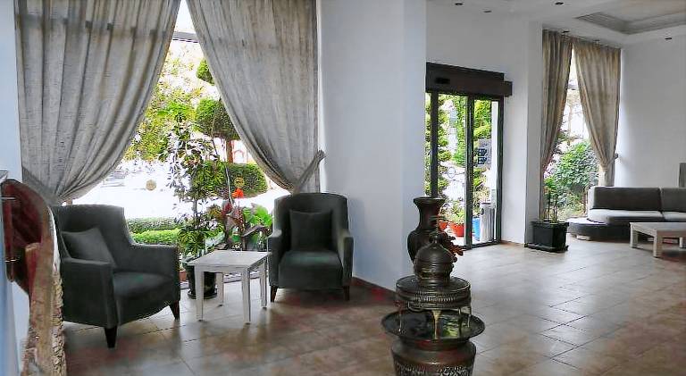 Serviced apartment with pool, terrace & yard — photo 5