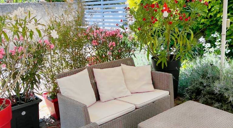 Rental apartment with patio — photo 4