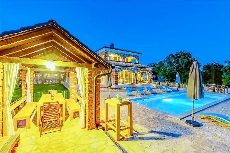 4 BD villa with pool and extra large garden — photo 5