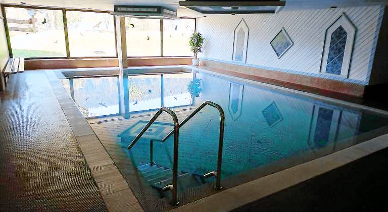Apartment with pool — photo 4