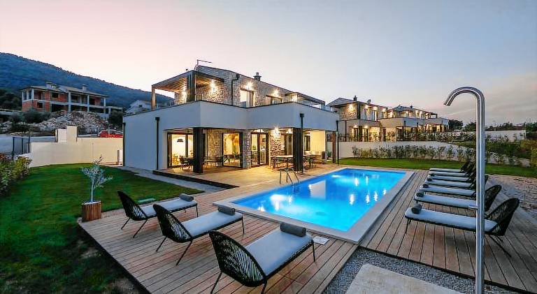 Villa with yard, private pool & patio — photo 2