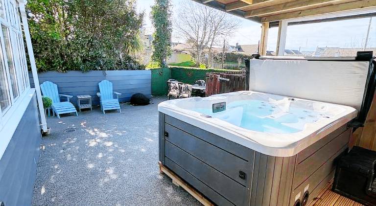 House with hot tub — photo 4