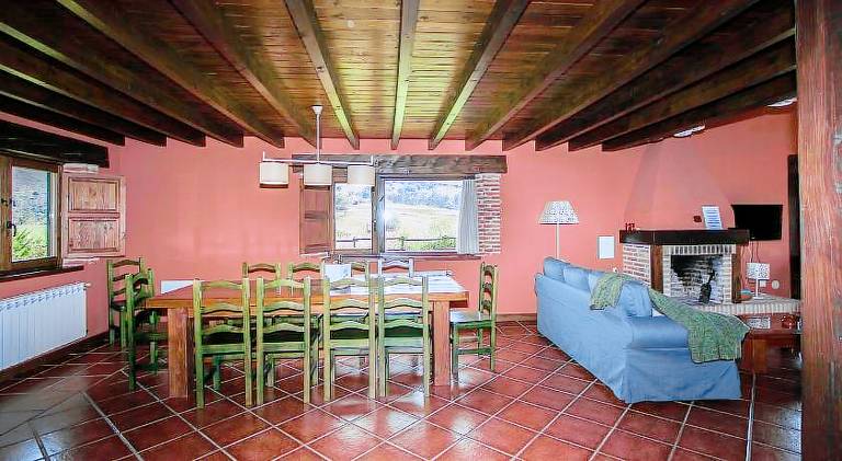 Fully equipped vacation home with yard, patio & BBQ | Suitable for remote work | Pet-friendly — photo 3