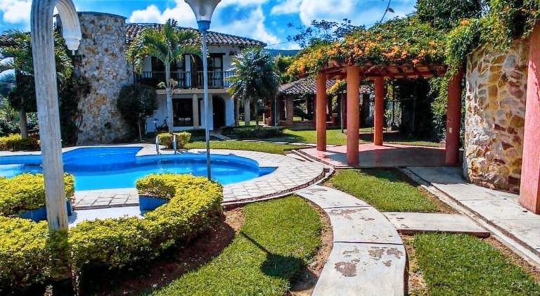 Vacation home with garden, private pool & patio in Calima