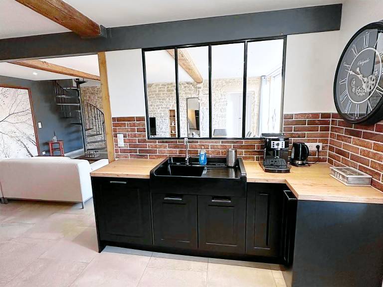 Cottage with barbeque & hot tub — photo 4