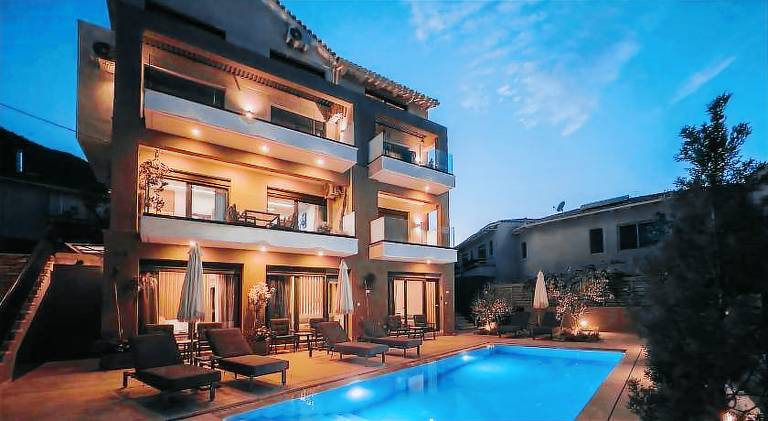 Apartment with pool & patio in Lefkada