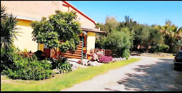 Dedicated room with barbeque & yard | Garden view — photo 2