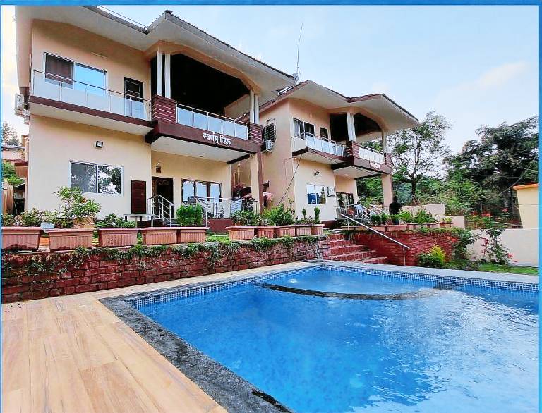 Charming villa with hot tub, pool & barbeque | Perfect for remote work | Dogs allowed in Jaoli
