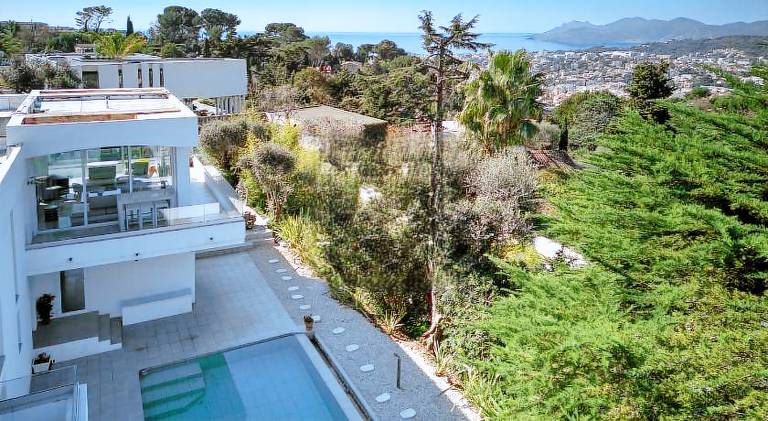Villa with pool & hot tub in Valbonne