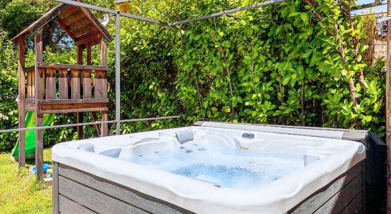 Vacation home with pool & hot tub — photo 5