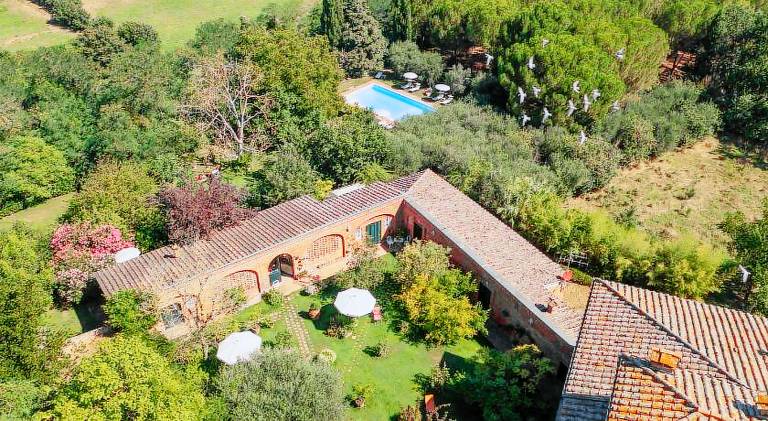 House with pool, patio & yard in Sinalunga