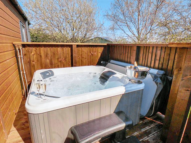 Cottage with hot tub & yard | Beach view — photo 2